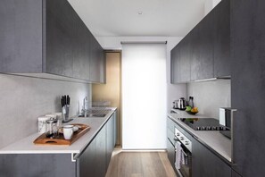 Kühlschrank, Mikrowelle, Ofen, Herdplatte