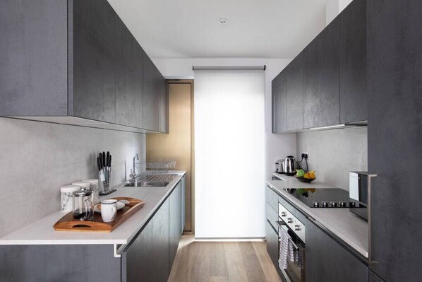 Køleskab, mikrobølgeovn, ovn, kogeplade