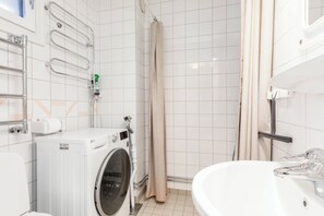 Klassiek appartement | Badkamer | Een douche, een haardroger, vloerverwarming, zeep