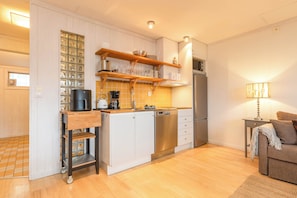 Classic Apartment | Dapur peribadi | Ketuhar gelombang mikro, cerek elektrik, pembakar roti