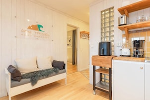 Apartamento clásico | Cocina privada | Microondas, hervidor eléctrico, tostadora y utensilios de cocina