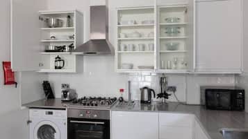 Køleskab, mikrobølgeovn, ovn, kogeplade