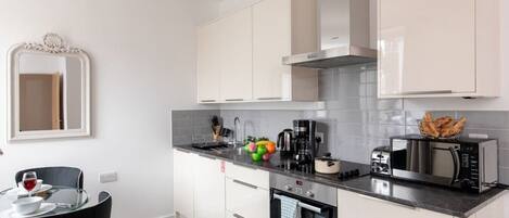 Køleskab, mikrobølgeovn, ovn, kogeplade