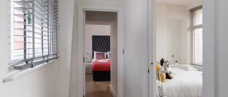 2 Schlafzimmer, Schreibtisch, Bügeleisen/Bügelbrett, Reisekinderbett