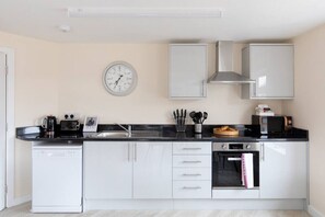 Kühlschrank, Mikrowelle, Ofen, Herdplatte