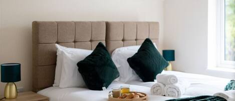 2 habitaciones, escritorio, tabla de planchar con plancha y wifi gratis