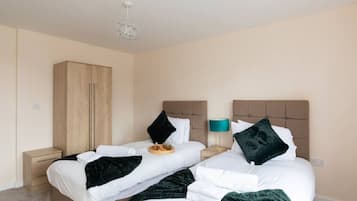 2 chambres, bureau, fer et planche Ă repasser, lit parapluie