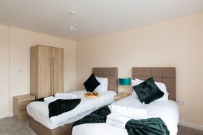 2 عدّة غرف نوم ومكتب ومكواة/لوح كي وسرير سفر