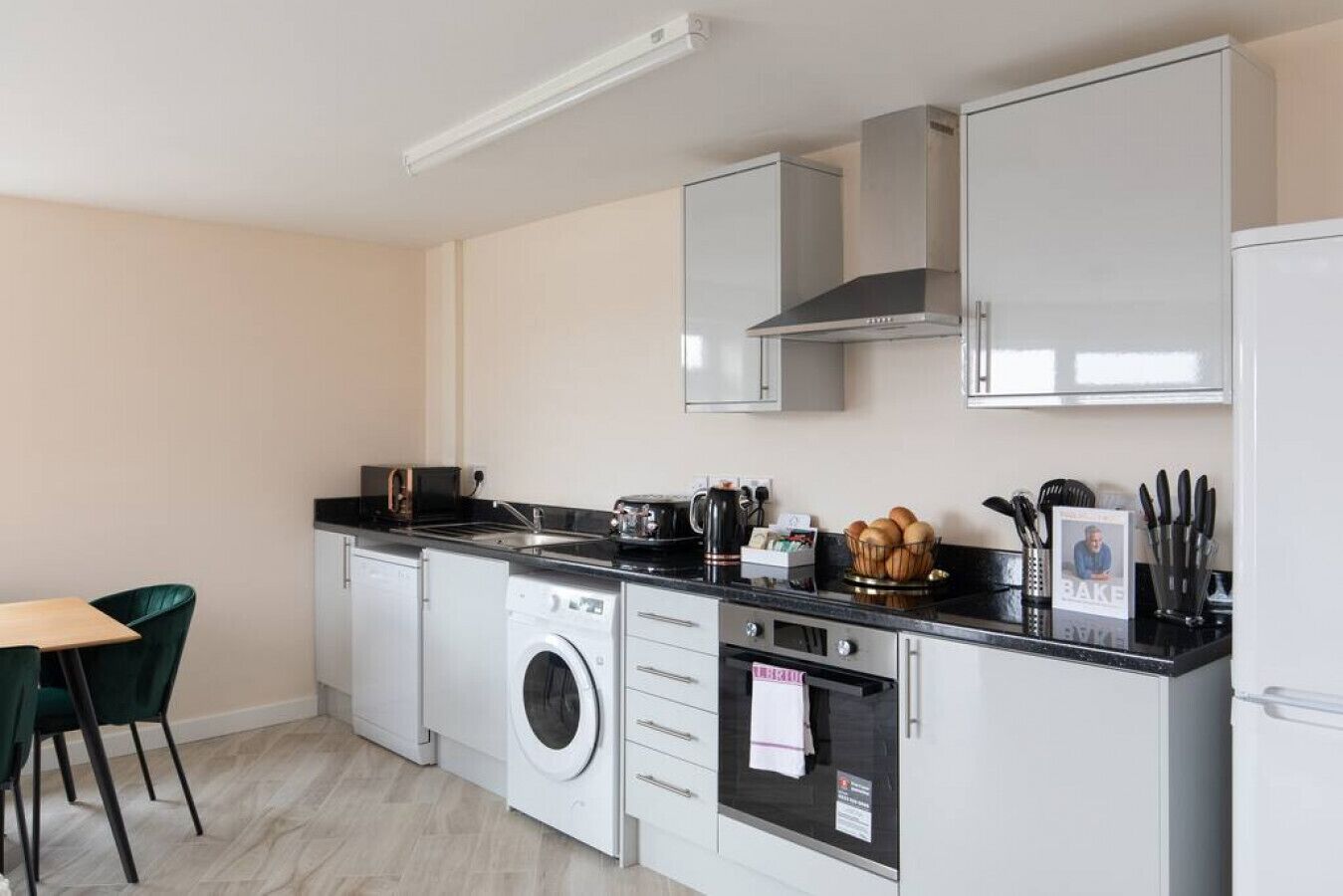 Kühlschrank, Mikrowelle, Ofen, Herdplatte