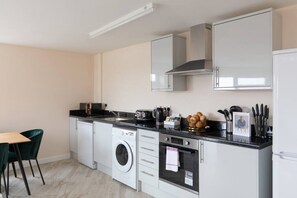 Køleskab, mikrobølgeovn, ovn, kogeplade