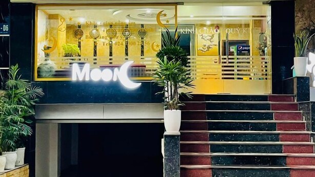 Fachada de un hotel con el nombre 'MOON' visible en grande sobre la entrada.