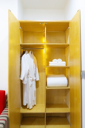 Ropa de cama de alta calidad, colchones con efecto memoria y minibar 