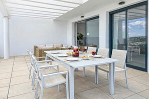 تناول الطعام بالخارج