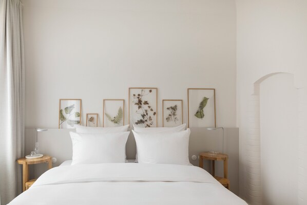 In-room safe, individually decorated, individually furnished, desk - Wilmina Hotel (Berlin)