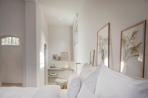 Classic Room (03 - Extended) | In-room safe, individually decorated, individually furnished, desk - Wilmina Hotel (Berlin)