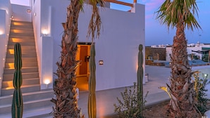 A modern building with a staircase, palm trees, and a clear sky. - Le Palme Mykonos (Mykonos)
