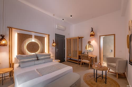 Deluxe Double Room With Pool View | Hochwertige Bettwaren, Daunenbettdecken