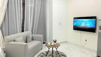 ์ํํธ (0 Bedroom) | ๊ฑฐ์ค ๊ณต๊ฐ | ์์ฑ ์ฑ๋ ์์ฒญ์ด ๊ฐ๋ฅํ 1cm ํ๋ผ์ค๋ง TV, TV