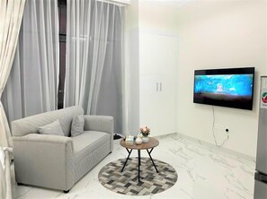 Apartamento (0 Bedroom) | Zona de estar | Televisión de plasma de 1 cm con canales por satélite, una televisión
