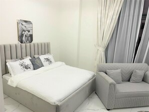 Apartamento (0 Bedroom) | Zona de estar | Televisión de plasma de 1 cm con canales por satélite, una televisión