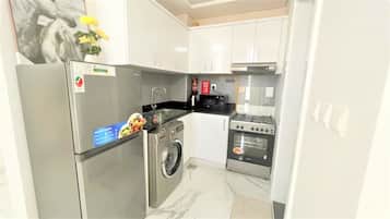 Apartamento (0 Bedroom) | Cocina privada | Microondas, horno, placa de cocina y tostadora