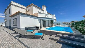 A modern villa with a swimming pool, outdoor seating, and a clear view of the surrounding area. - ★Luxury Villa walking distance Galé Beach, Albufeira (Albufeira)