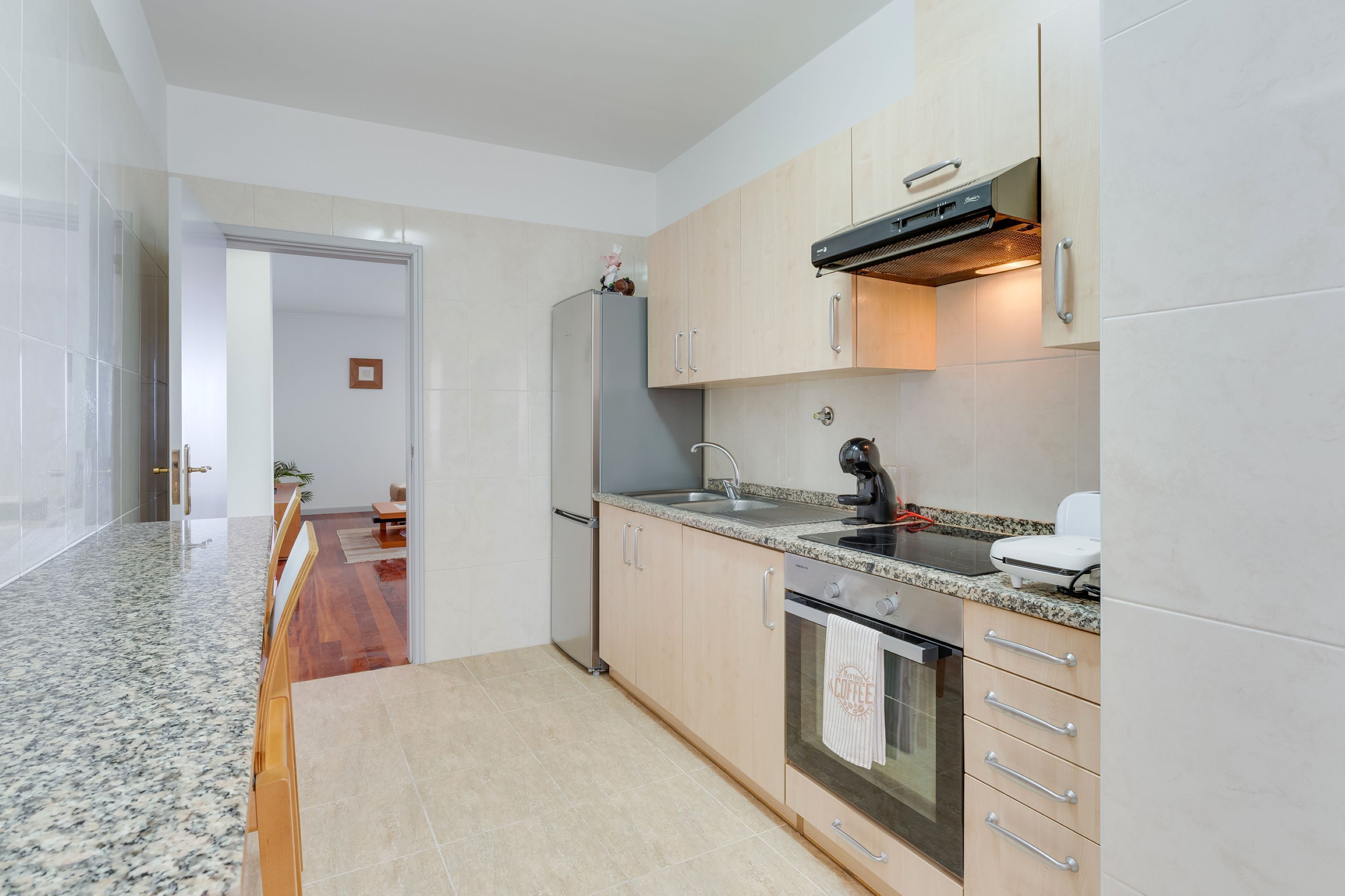 Productes de neteja i una taula de menjador 