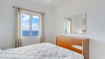 Apartment | 2 bedrooms, blackout drapes, free WiFi, bed sheets