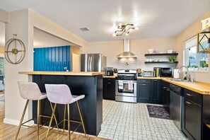 Fridge, microwave, oven, stovetop - Luxurious Palm Springs Getaway with Pool (Palm Springs)