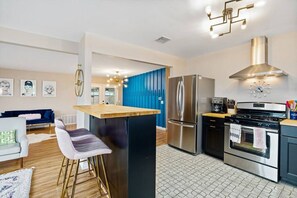 Coffee/tea maker, fridge, microwave, oven