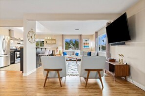 Smart TV, offices - Luxurious Palm Springs Getaway with Pool (Palm Springs)