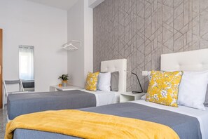 2 bedrooms, desk, iron/ironing board, travel cot - Bella Villa Road (Roma)