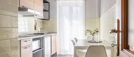 Kühlschrank, Mikrowelle, Herdplatte, Wasserkocher mit Kaffee-/Teezubehör