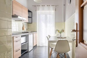 Kühlschrank, Mikrowelle, Herdplatte, Wasserkocher mit Kaffee-/Teezubehör