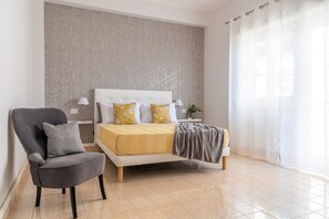 2 chambres, bureau, fer et planche à repasser, lit parapluie