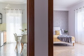 2 Schlafzimmer, Schreibtisch, Bügeleisen/Bügelbrett, Reisekinderbett