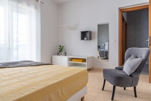 2 bedrooms, desk, iron/ironing board, travel crib - Bella Villa Road (Roma)