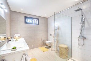 Dusche, Haartrockner, Handtücher, Seife