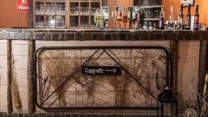 Eine Bar mit einer Steintheke, Gläsern und verschiedenen Flaschen.