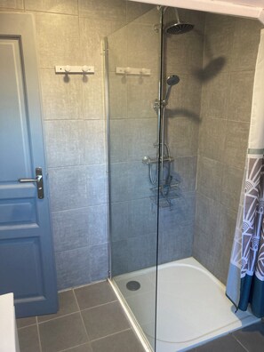 Douche, sèche-cheveux, serviettes fournies