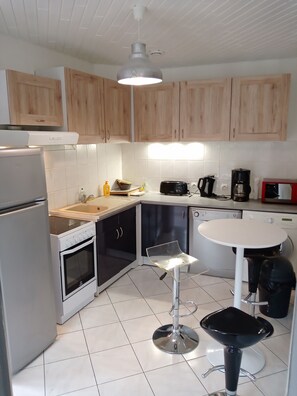 Réfrigérateur, micro-ondes, four, plaque de cuisson