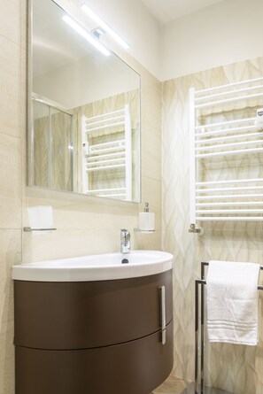 Doccia, asciugacapelli, bidet, asciugamani