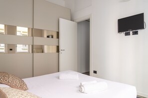 2 bedrooms, iron/ironing board, WiFi, bed sheets - Groovy Apartment: nice, modern and quiet house in the heart of Milan - 4 guests  (Milano)