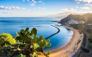 Plage, chaises longues, serviettes de plage