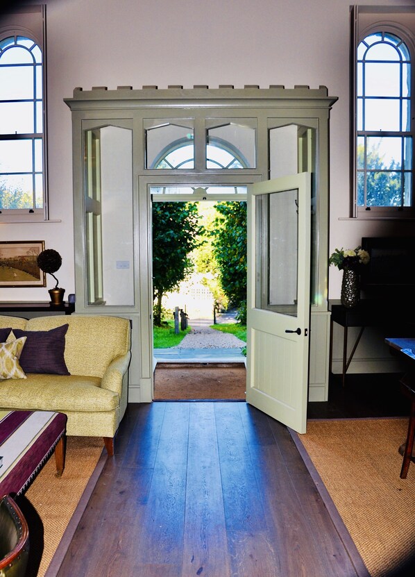 المنشأة من الداخل