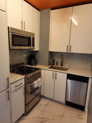 Refrigerador, microondas, horno y parrilla de estufa