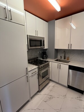 Refrigerador, microondas, horno y parrilla de estufa 