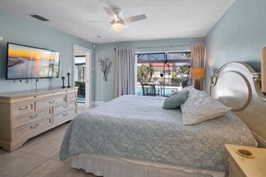3 bedrooms, iron/ironing board, travel cot, free WiFi - Location...Location...Location-Walk to the Beach (Marco Island)
