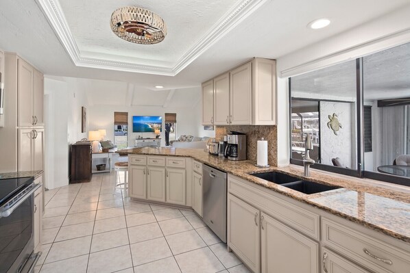 Kühlschrank, Mikrowelle, Ofen, Geschirrspüler