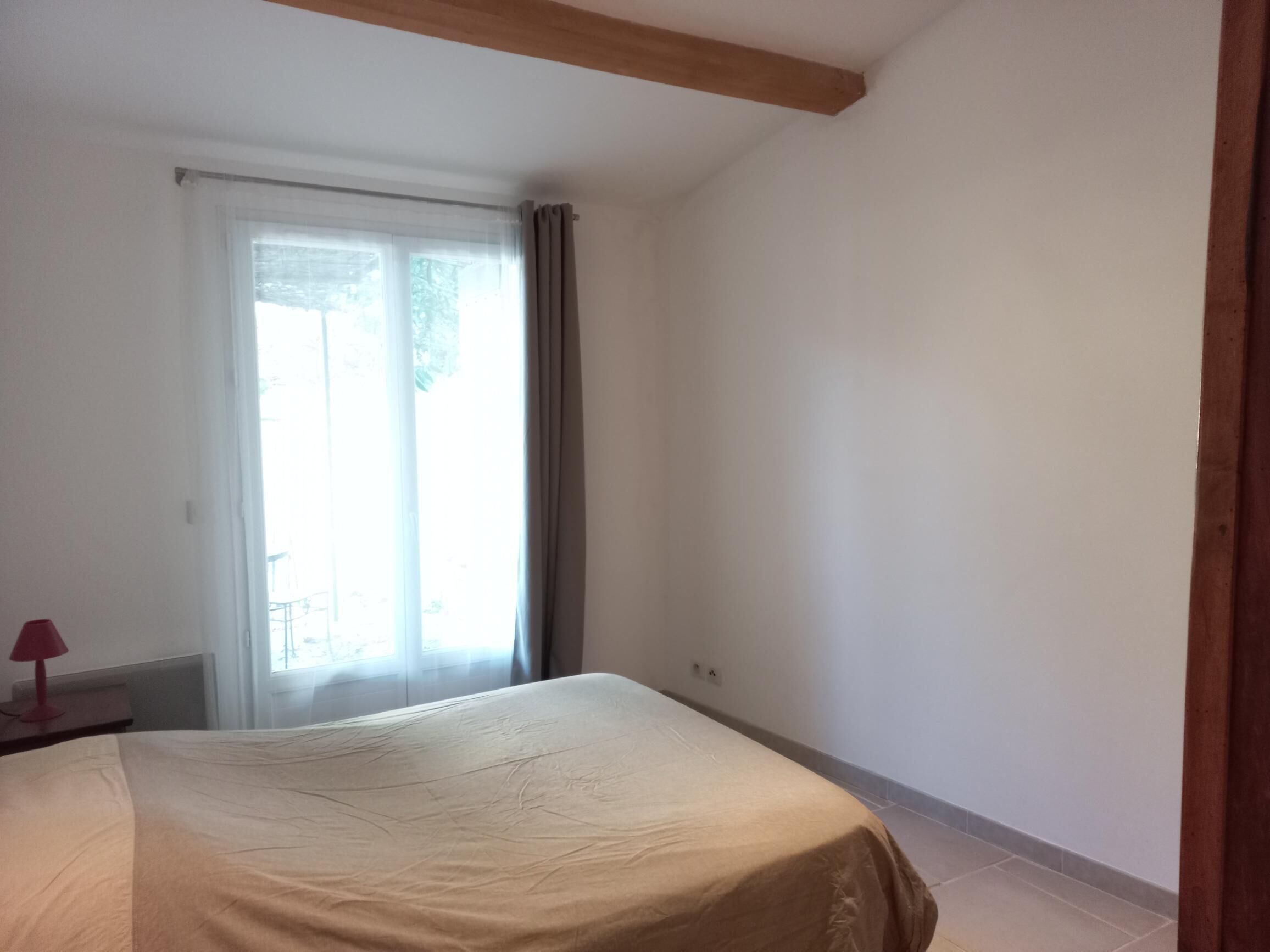 2 slaapkamers, een strijkplank/strijkijzer, reisbedje, gratis wifi